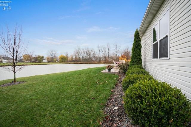 view of yard featuring a water view