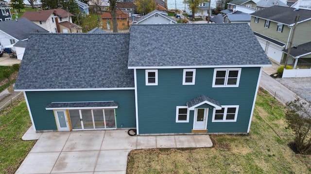 view of front of home featuring a front yard