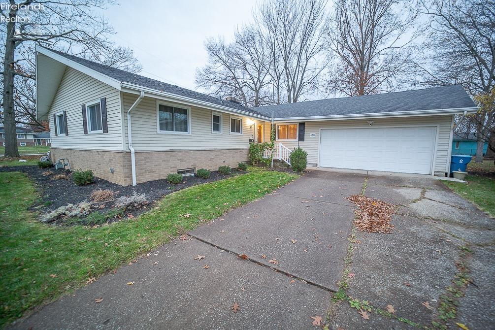 single story home featuring a garage