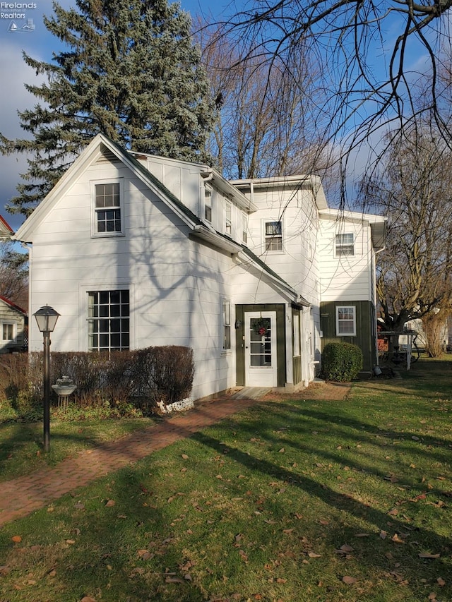 view of front facade featuring a front lawn