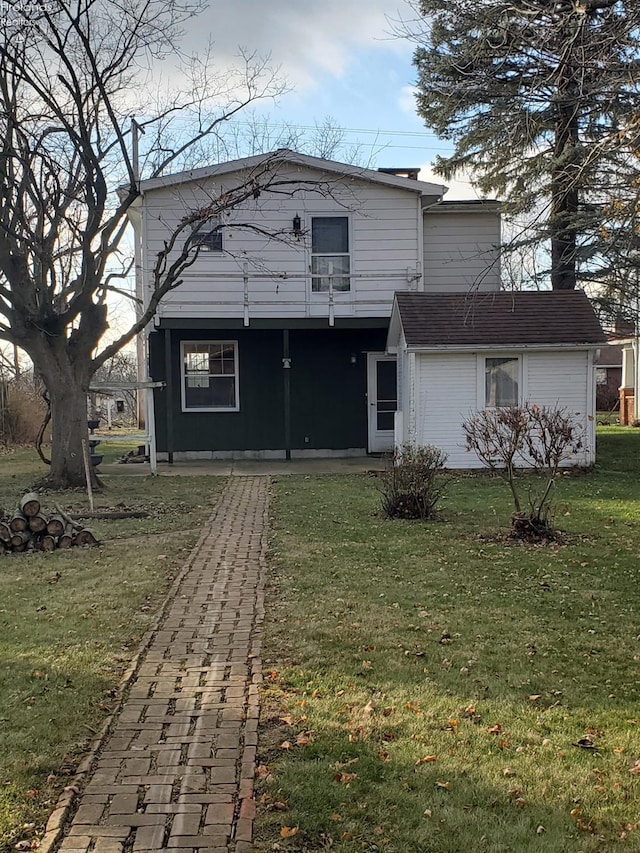 view of front of property featuring a front lawn