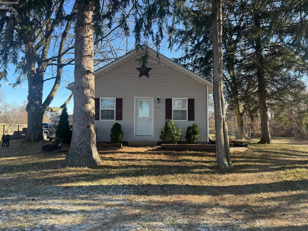 view of front facade with a front lawn