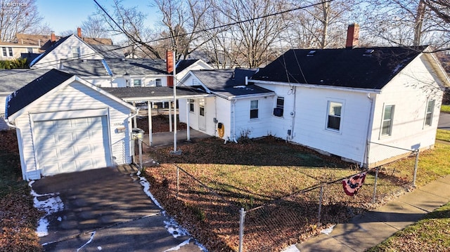 view of front of home featuring a front yard and a garage