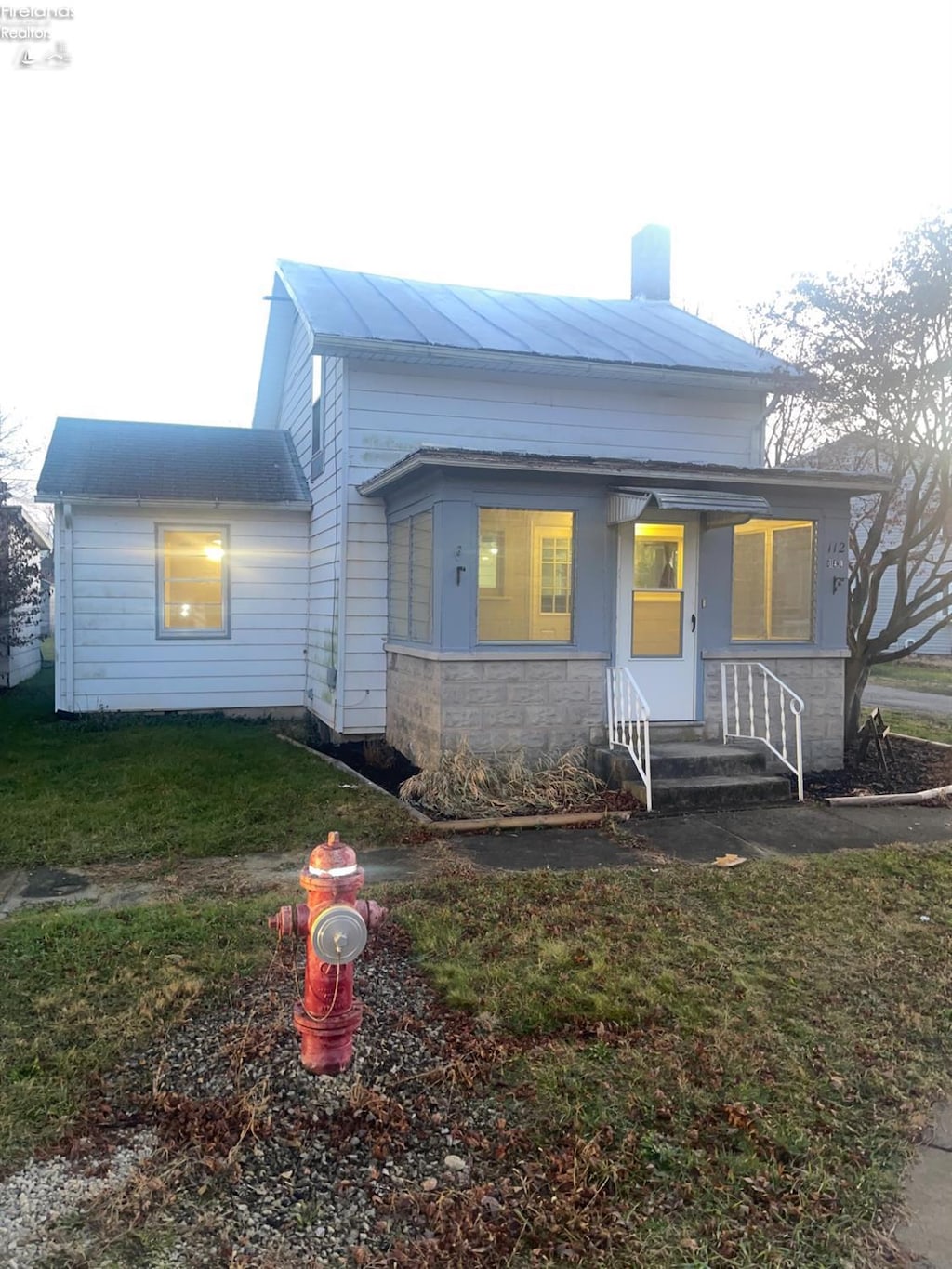 view of front of house with a front yard