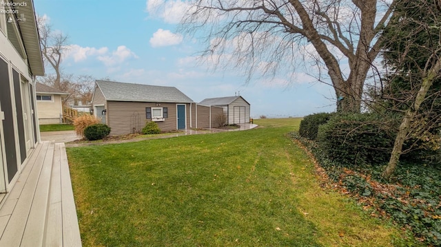 view of yard featuring a shed