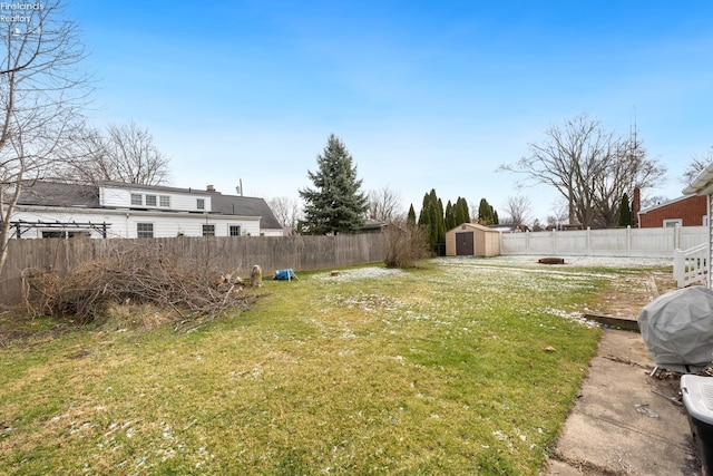 view of yard featuring a fire pit