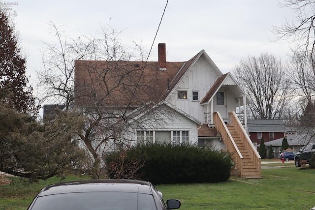 view of front of home featuring a front yard