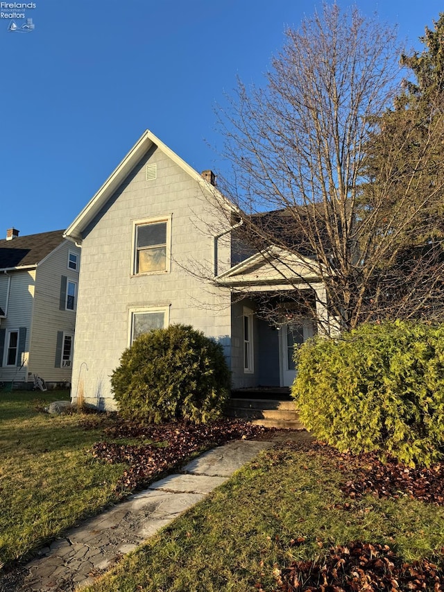 view of front of property with a front yard