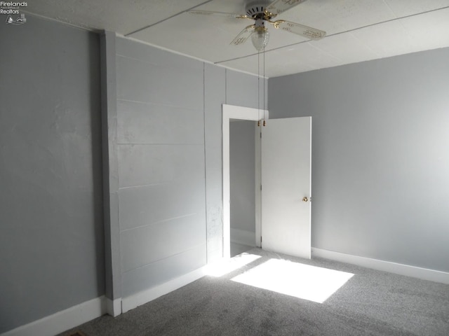 carpeted empty room featuring ceiling fan