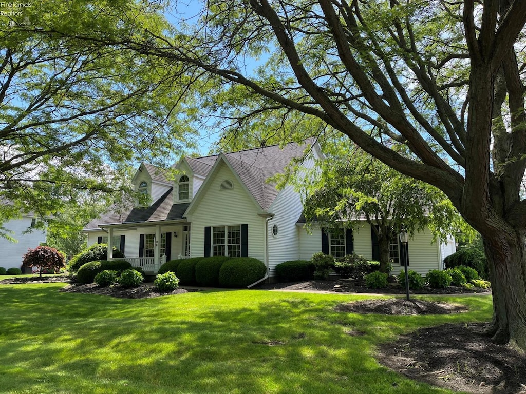 view of front of property with a front yard