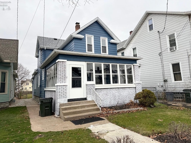 view of front facade with a front lawn