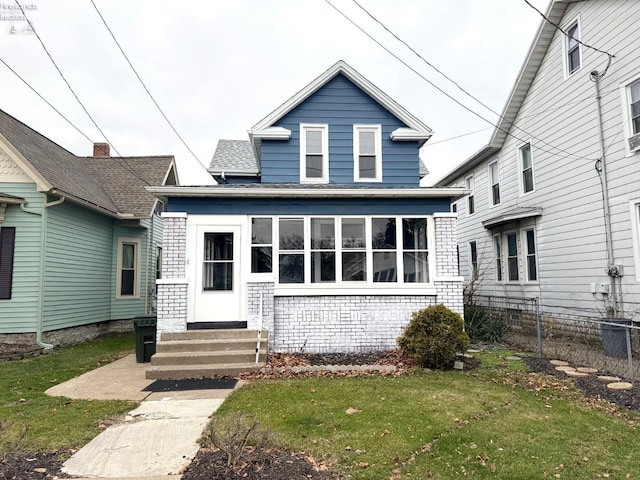 view of front facade with a front yard