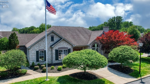 view of front of home featuring a front yard