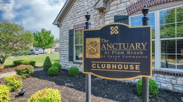 view of community / neighborhood sign