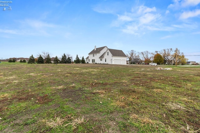 view of yard featuring a rural view