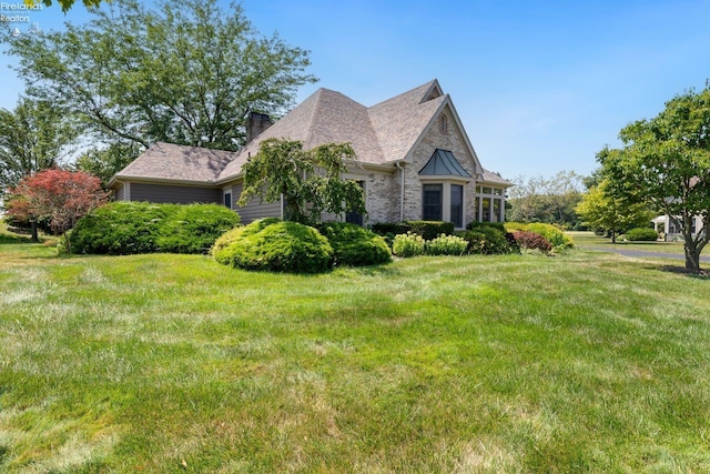 view of front of house featuring a front yard