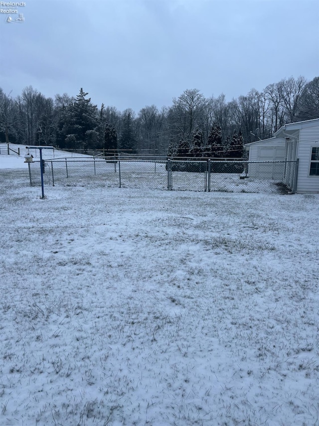 view of yard featuring a rural view