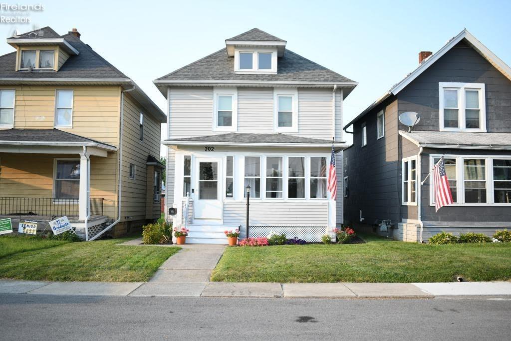 front of property featuring a front yard