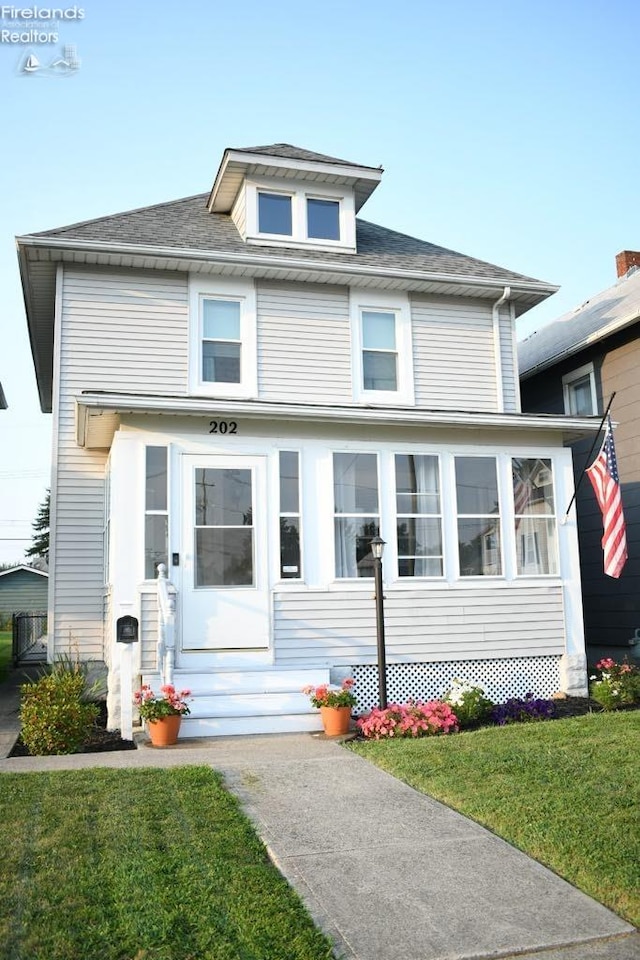 view of front of property with a front yard