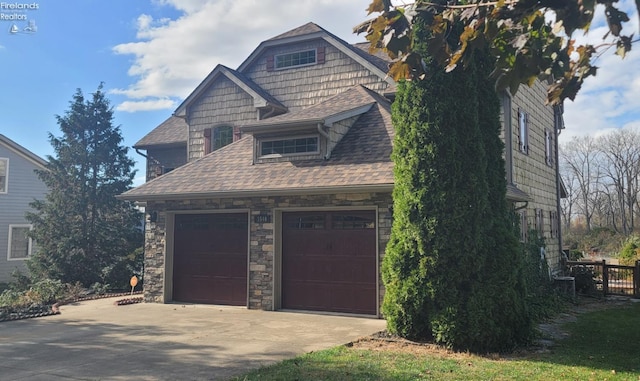 view of front facade featuring a garage