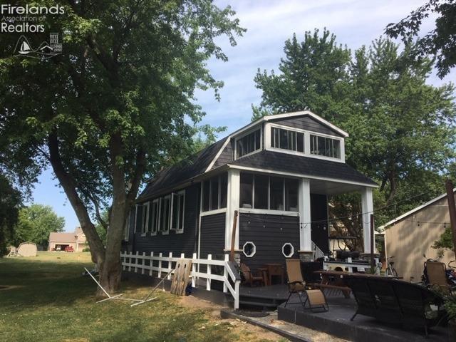 back of house featuring a lawn