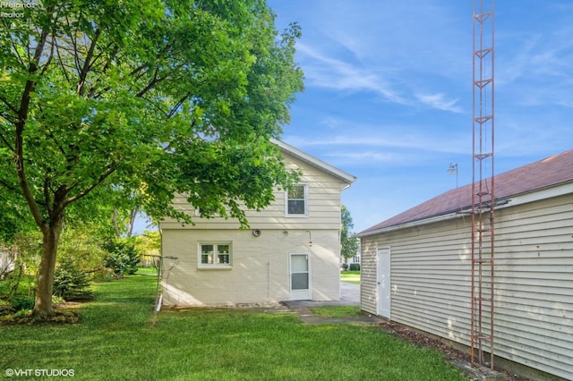 back of house featuring a lawn