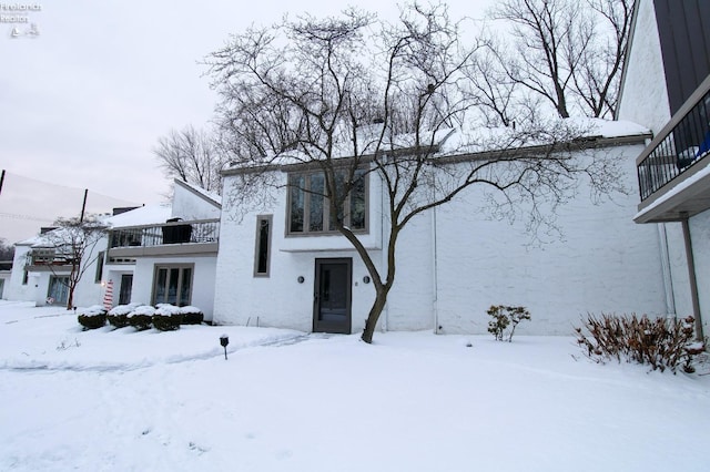 view of front facade with a balcony