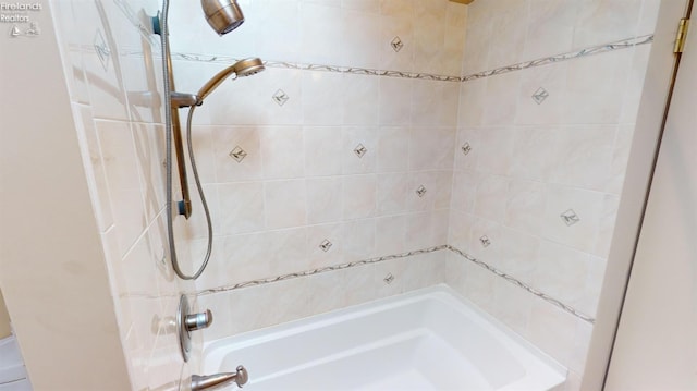 bathroom featuring tiled shower / bath combo