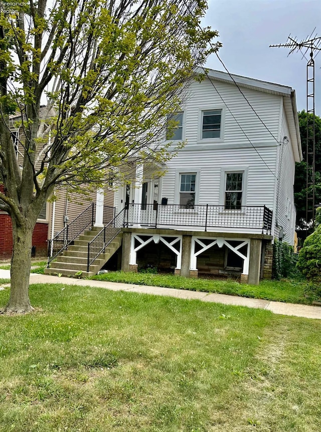 view of front of house featuring a front lawn