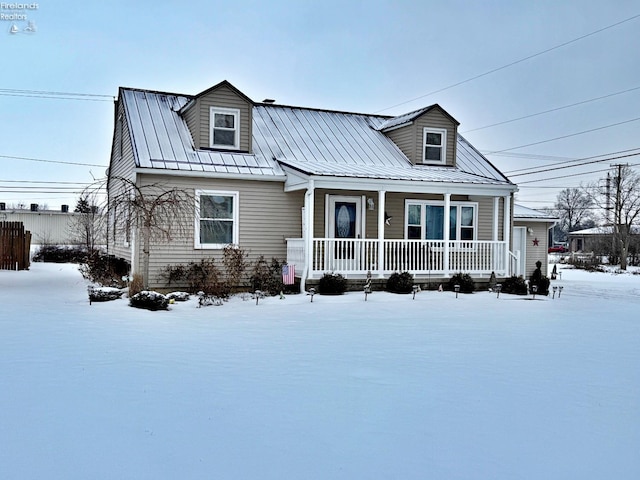 new england style home featuring a porch