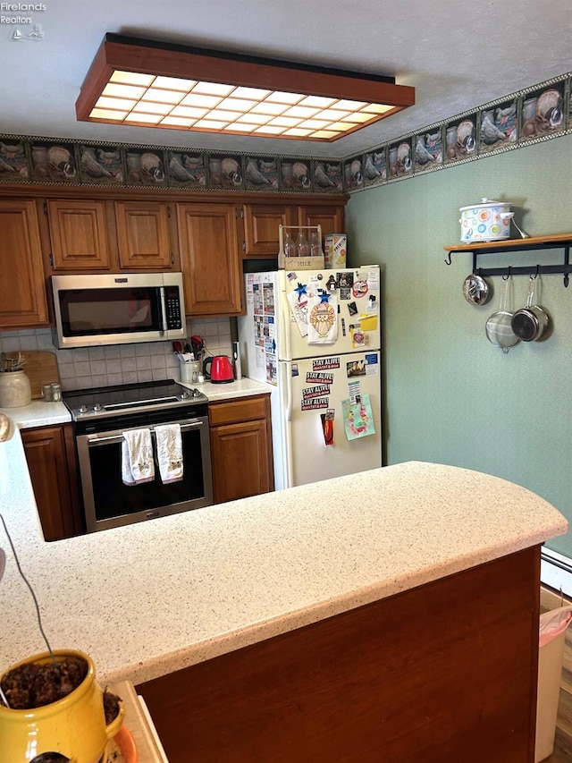 kitchen featuring tasteful backsplash and appliances with stainless steel finishes