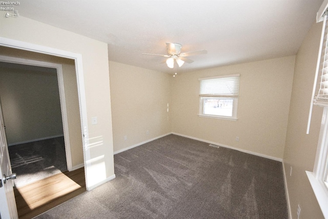 carpeted empty room featuring ceiling fan