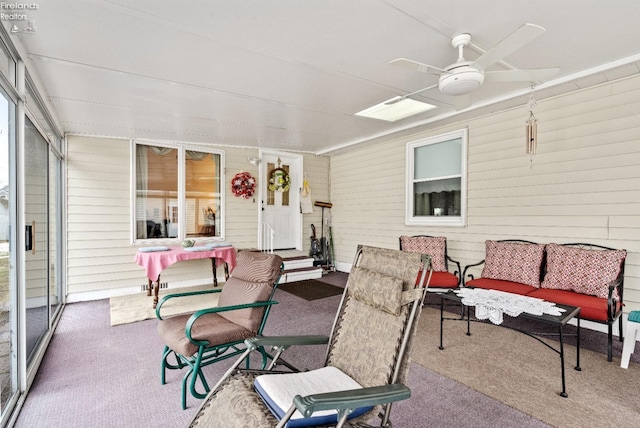 sunroom with ceiling fan