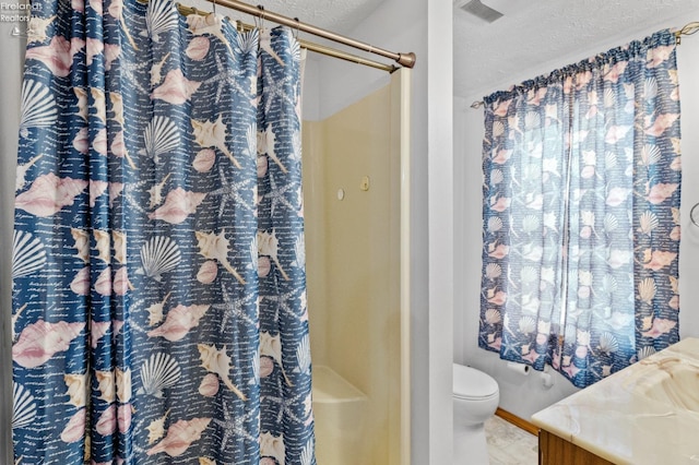 bathroom with curtained shower, a textured ceiling, toilet, and vanity