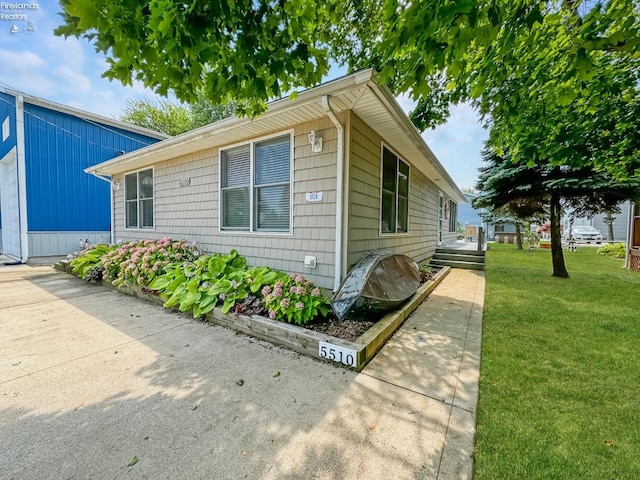 view of side of property featuring a lawn