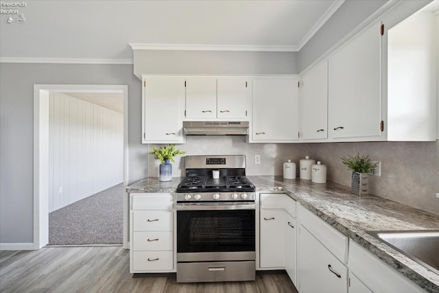 kitchen featuring sink, gas stove, light hardwood / wood-style flooring, ornamental molding, and white cabinets