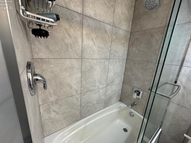 bathroom with tiled shower / bath