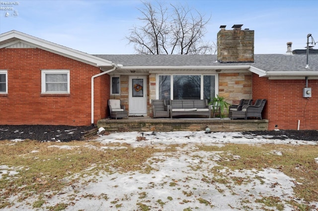 view of front of property featuring an outdoor hangout area