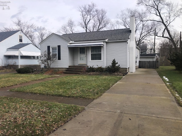 view of front of home featuring a front yard