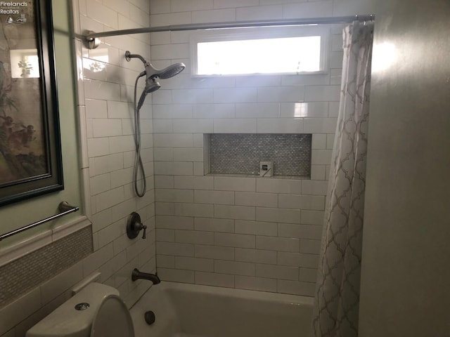 bathroom featuring shower / bath combo