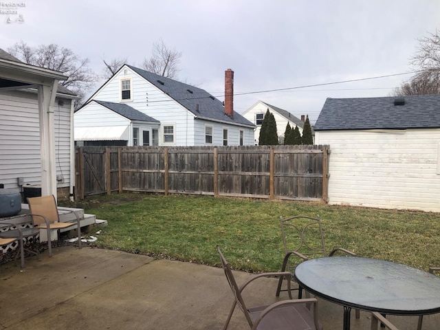 view of yard featuring a patio area