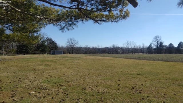 view of yard featuring a rural view