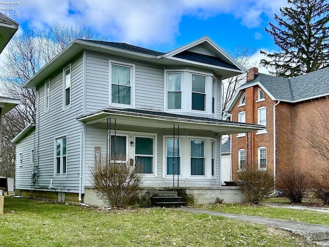 view of front facade featuring a porch and a front lawn