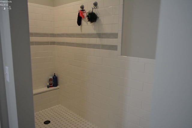 bathroom featuring tiled shower