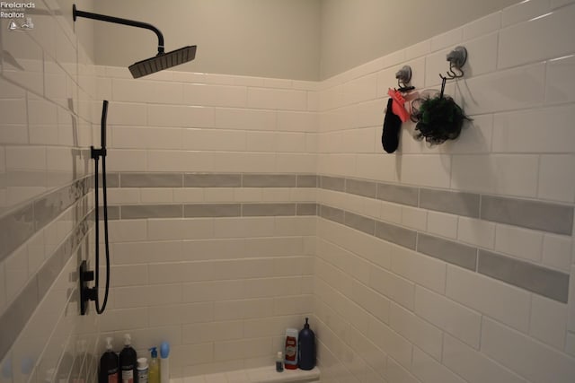 bathroom featuring tiled shower