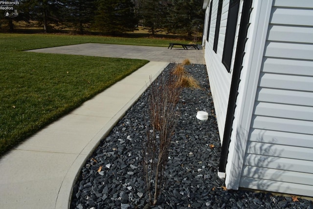 view of yard with a patio