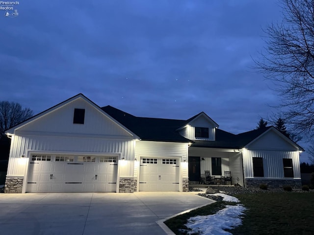 view of front facade featuring a garage and a porch