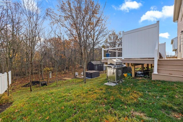 view of yard featuring an outdoor structure