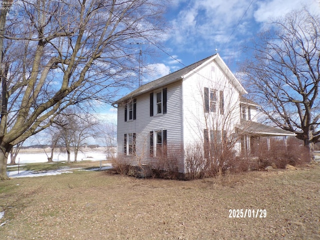 view of side of property featuring a yard