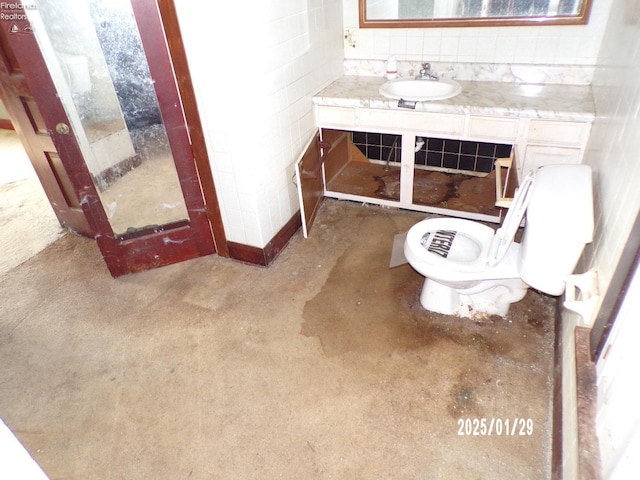 bathroom with vanity, toilet, and backsplash